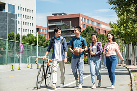 快乐的大学生在校园里步