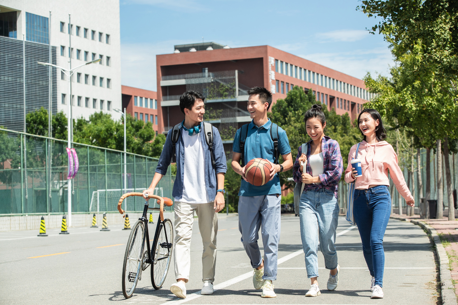 快乐的大学生在校园里步