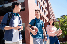 下课后的大学生在校园里图片