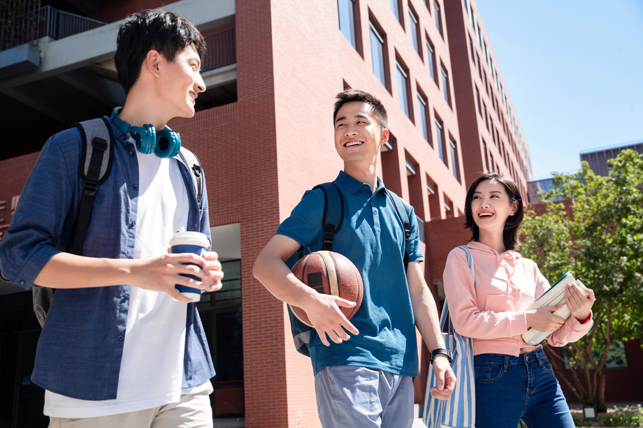 下课后的大学生在校园里图片