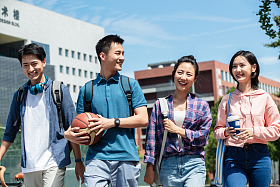 快乐的大学生在校园里步