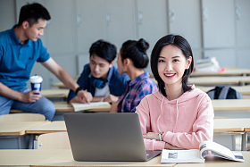 大学生在教室内自习照片