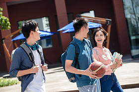 下课后的大学生在校园里图片