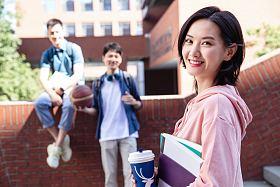 刚下课的大学生在校园