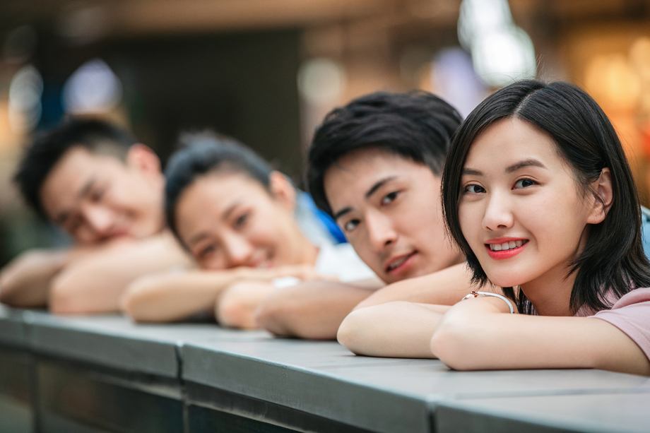 快乐的大学生趴在台子上照片