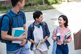 下课后的大学生在校园