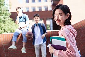 刚下课的大学生在校园