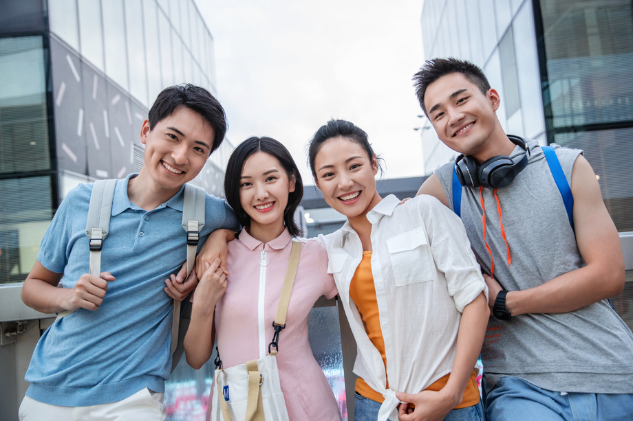 快乐的大学生在户外玩耍的肖像