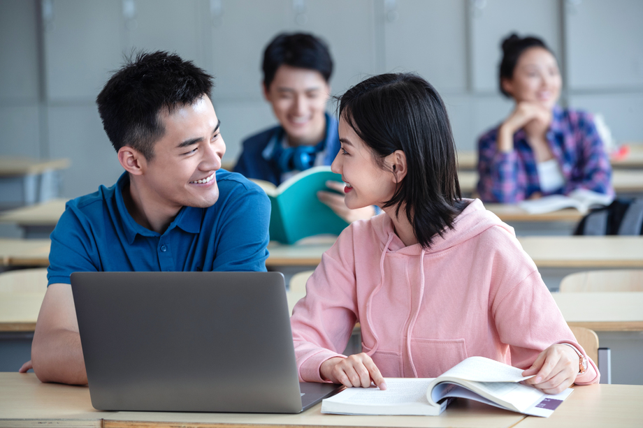 大学生在教室内上课讨论学习图片 大学生在教室内上课讨论学习图片
