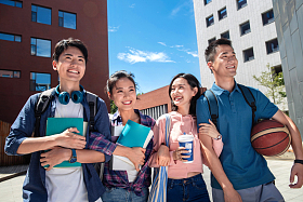 两对大学生情侣在校园里图片