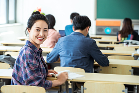 在教室内上课的大学生回头看图片