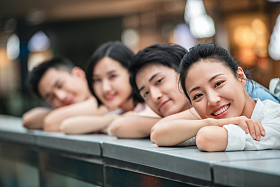 快乐的大学生趴在台子上