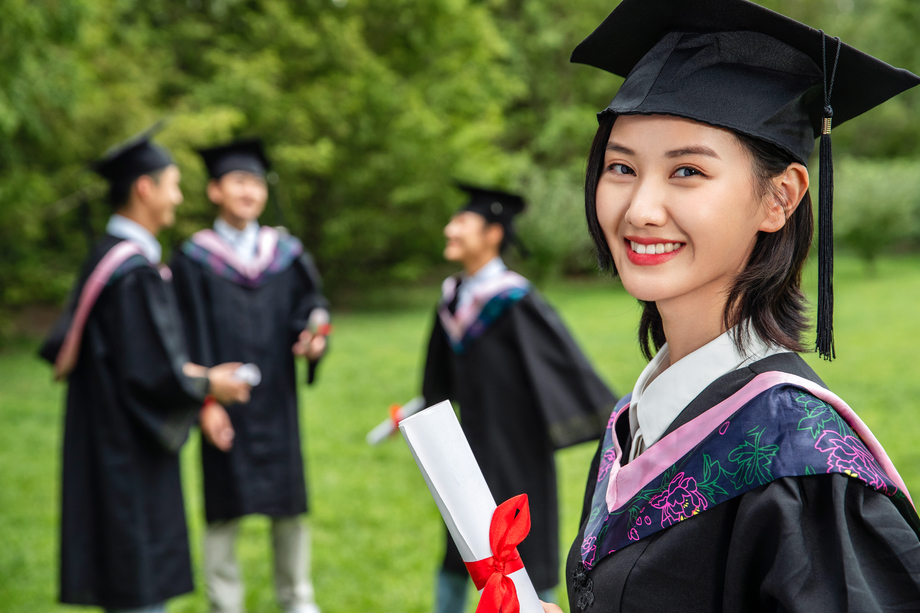户外穿着学士服的大学生们 户外穿着学士服的大学生们