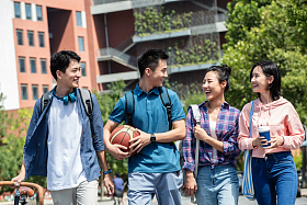 快乐的大学生在校园里步