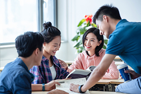 大学生在教室内交流学习图片