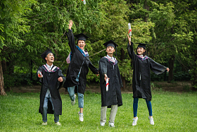 大学生穿着学士服庆祝毕业照片