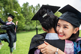 户外穿着学士服的大学生拥抱告别