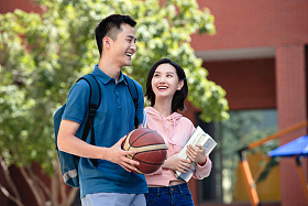 大学生情侣在校园里照片