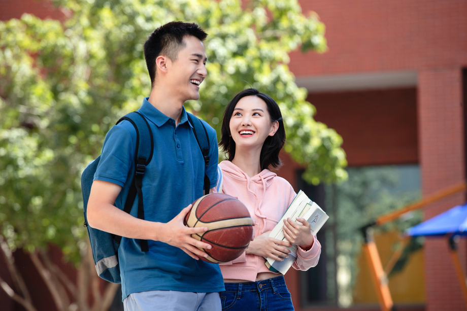 大学生情侣在校园里照片