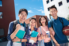 两对甜蜜的大学生情侣在校园