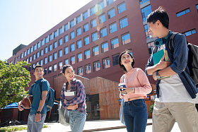 阳光下快乐的大学生在校园
