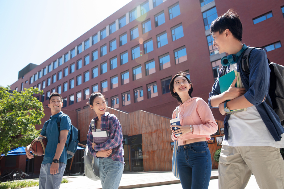 阳光下快乐的大学生在校园