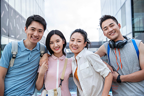 快乐的大学生在户外玩耍的肖像