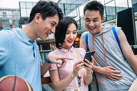 快乐的大学生在户外看手机