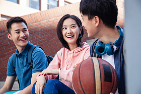 快乐的大学生坐在楼梯上闲聊