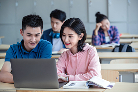 大学生在教室内上课学习图片