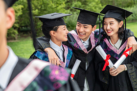 户外穿着学士服的大学生们照片