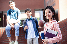 刚下课的大学生在校园