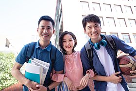 校园里快乐的大学生照片