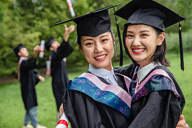 户外穿着学士服的大学生们图片