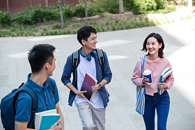 下课后的大学生在校园里图片