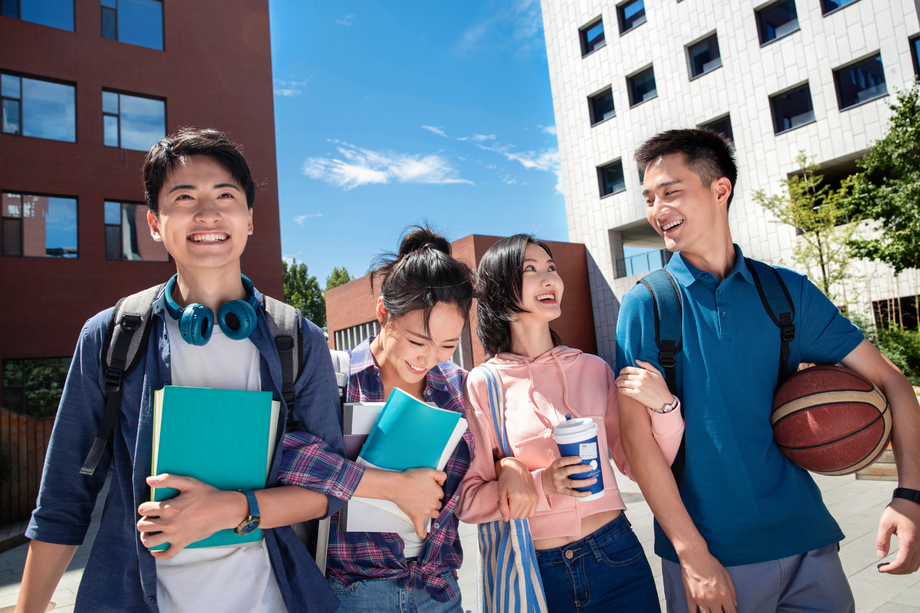 校园里步行的两对大学生情侣 校园里步行的两对大学生情侣