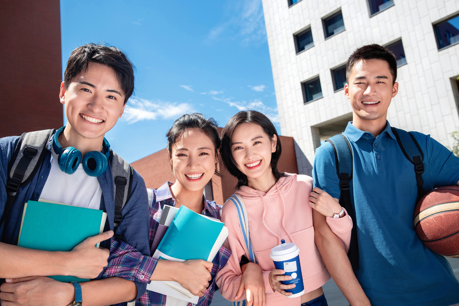 校园里两对大学生情侣挽在一起 校园里两对大学生情侣挽在一起