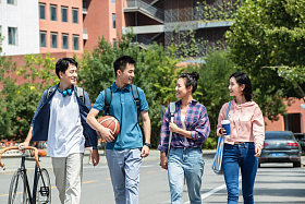 快乐的大学生在校园里步