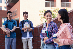 刚下课的大学生在校园