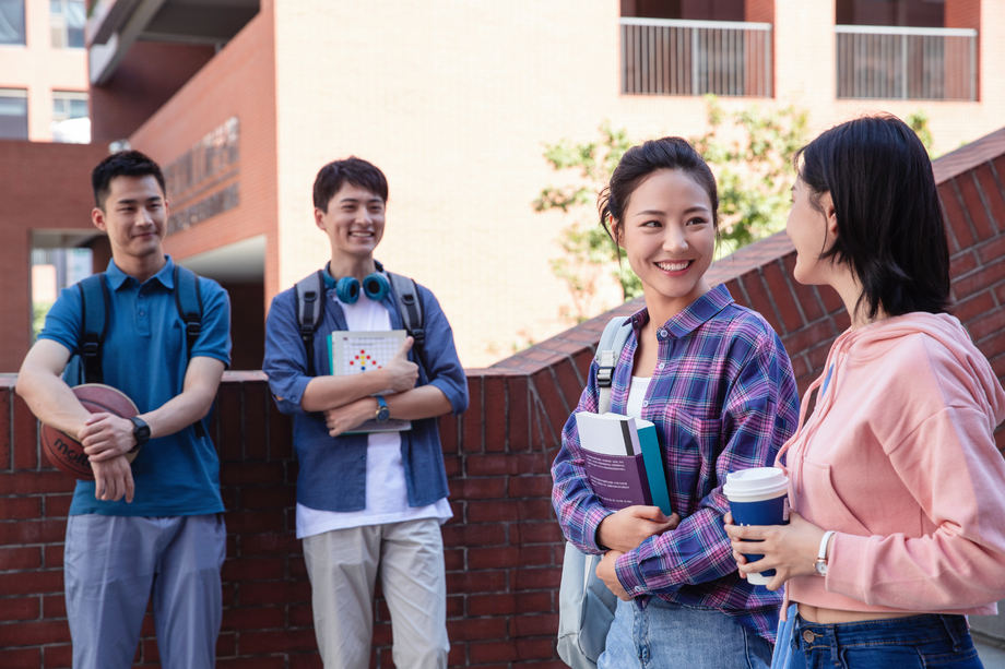 刚下课的大学生在校园