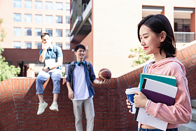 刚下课的大学生在校园