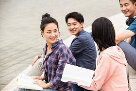 户外大学生坐在台阶上闲聊图片