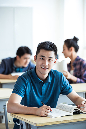 大学生在教室内学习