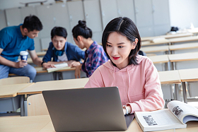 大学生在教室内自习图片