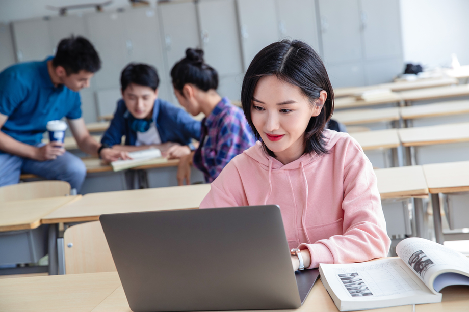 大学生在教室内自习图片