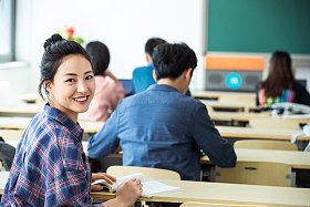 大学生在教室内上课照片