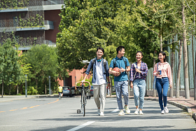 快乐的大学生在校园里步