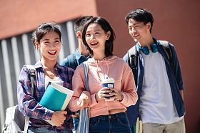 刚下课的大学生在校园