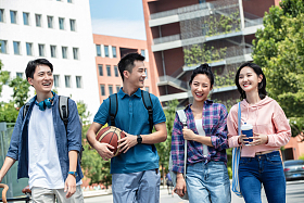 快乐的大学生在校园里步