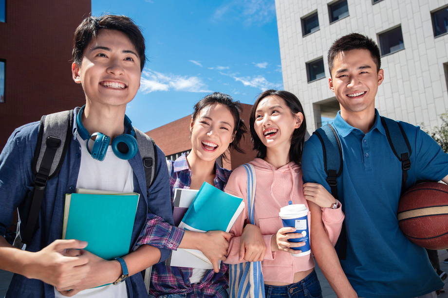 校园里两对大学生情侣亲密的挽在一起 校园里两对大学生情侣亲密的挽在一起